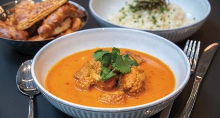 Soupe façon « Tom kha kaï » au poulet aux épices, kombu breton et sésame grillé