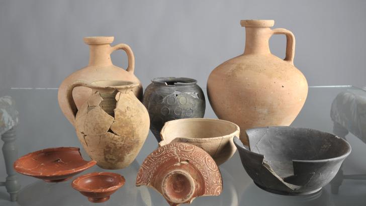 Vaisselle retrouvée dans le puits gallo-romain coll. Ville de Vannes. Cliché OC-Musée de Vannes.