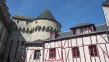 Maisons à Colombages et Porte Prison Les Remparts