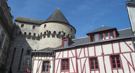 Maisons à Colombages et Porte Prison Les Remparts