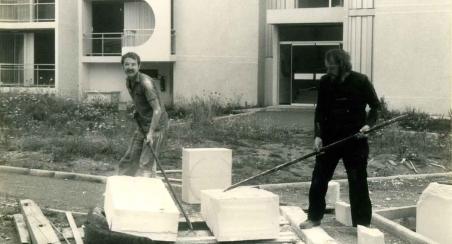 Jean Mingam assisté de Bertrand Lochmann pour la réalisation d’une sculpture, Nantes, 1981 © Musées de Vannes
